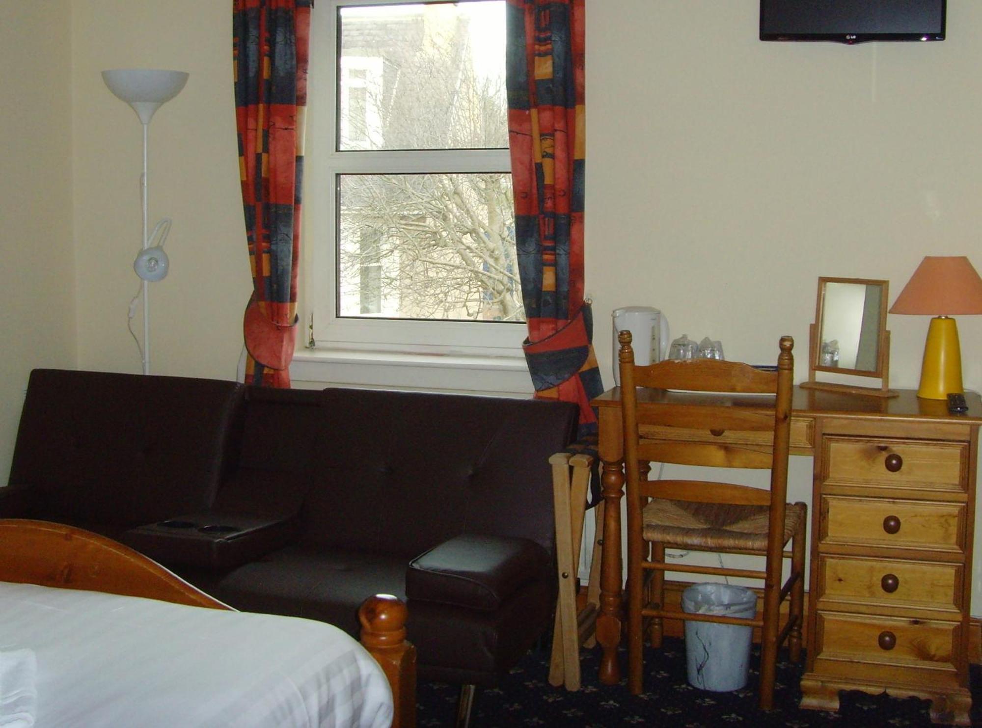 Twin Lions Hotel — Photos 1